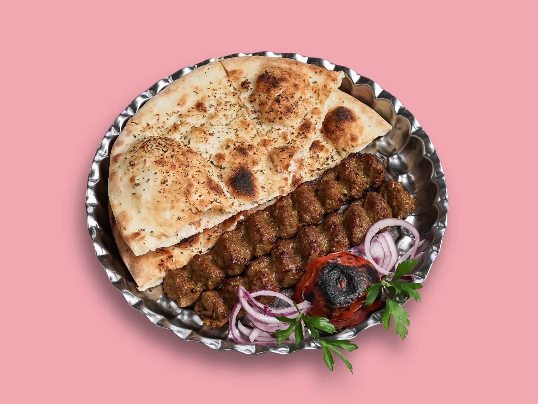 Frisch gegrillte Kubideh Spieße mit persischem Brot