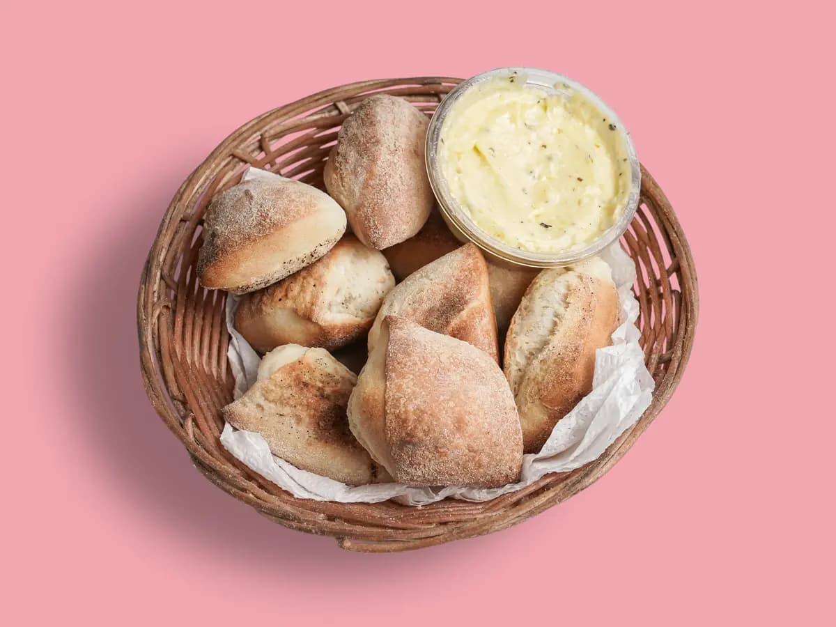 Hausgemachte Pizzabrötchen mit Kräuterbutter