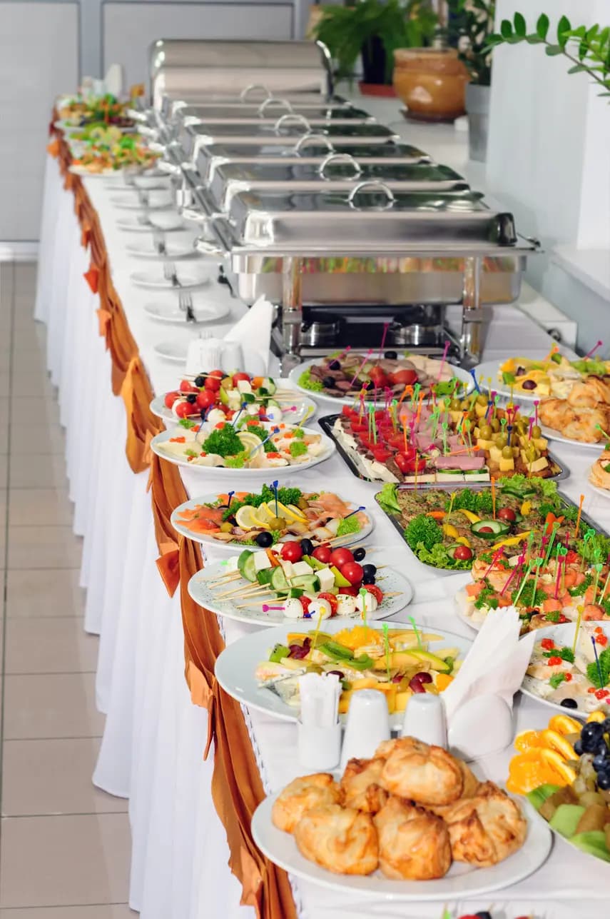 Großes Buffet mit persischen Speisen
