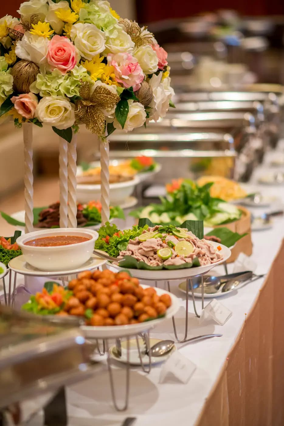 Festlich dekoriertes Cateringbuffet